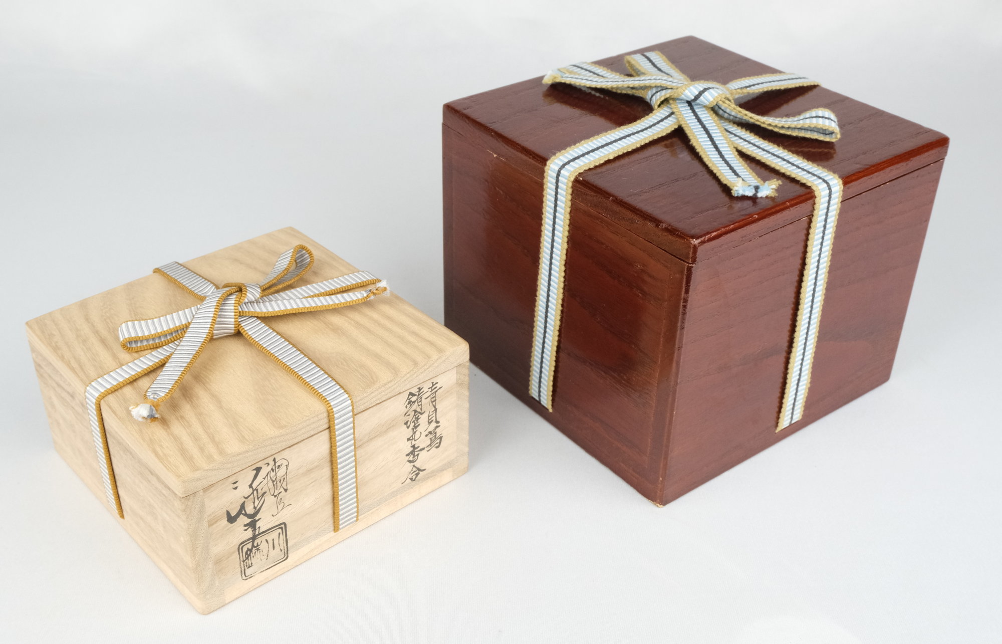 栗山園オンライン通販部 / 【出物】 青貝蔦錆塗丸香合 川端近左