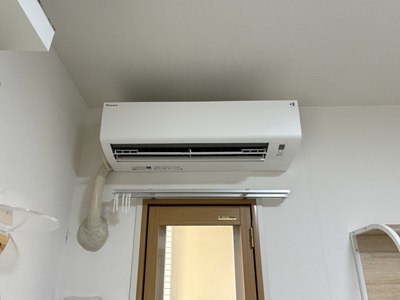 ダイキンエアコンAXシリーズ。2段架台も新しいものに交換しました