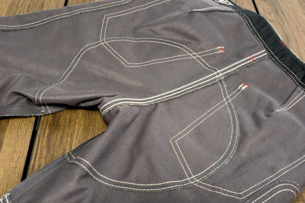 アラフォー、短足体系でも格好良く見えるパンツ クシタニにあります