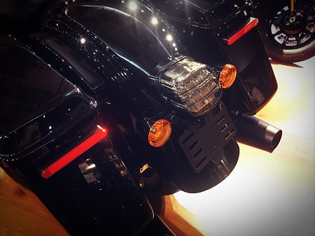 フロント・シグネチャーLEDウィンカー・インサート | ハーレー