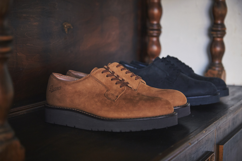 ダナーのポストマンシューズを、ナノ・ユニバースがオイルレザーで品