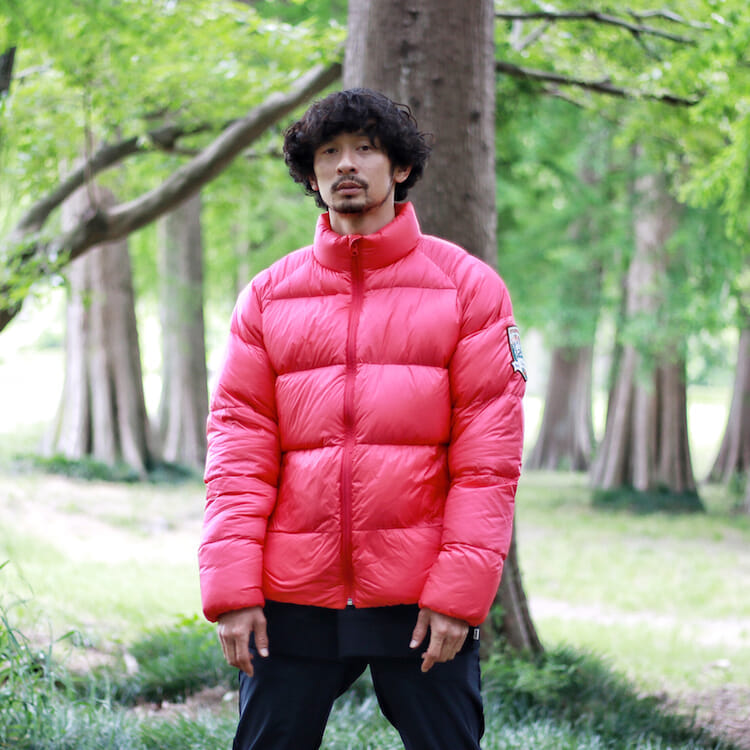 ナンガ 25周年の祝砲ダウンジャケット。大胆なカラーリングは見逃す