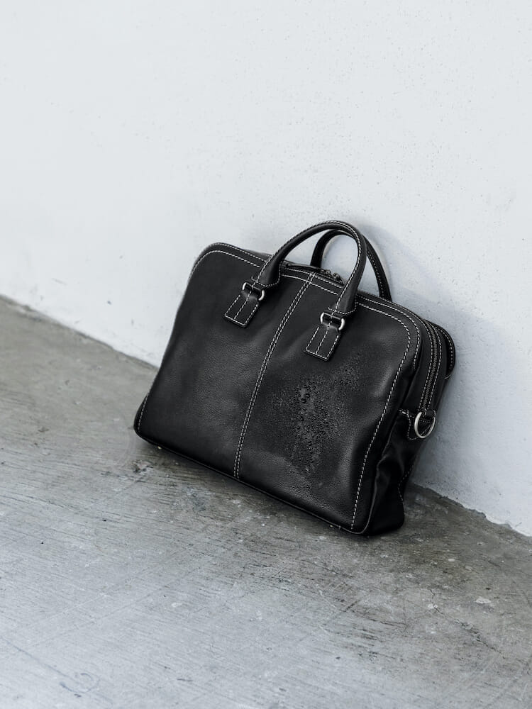 梅雨でもレザーを楽しみたい方へ。土屋鞄製造所のバッグなら、機能も