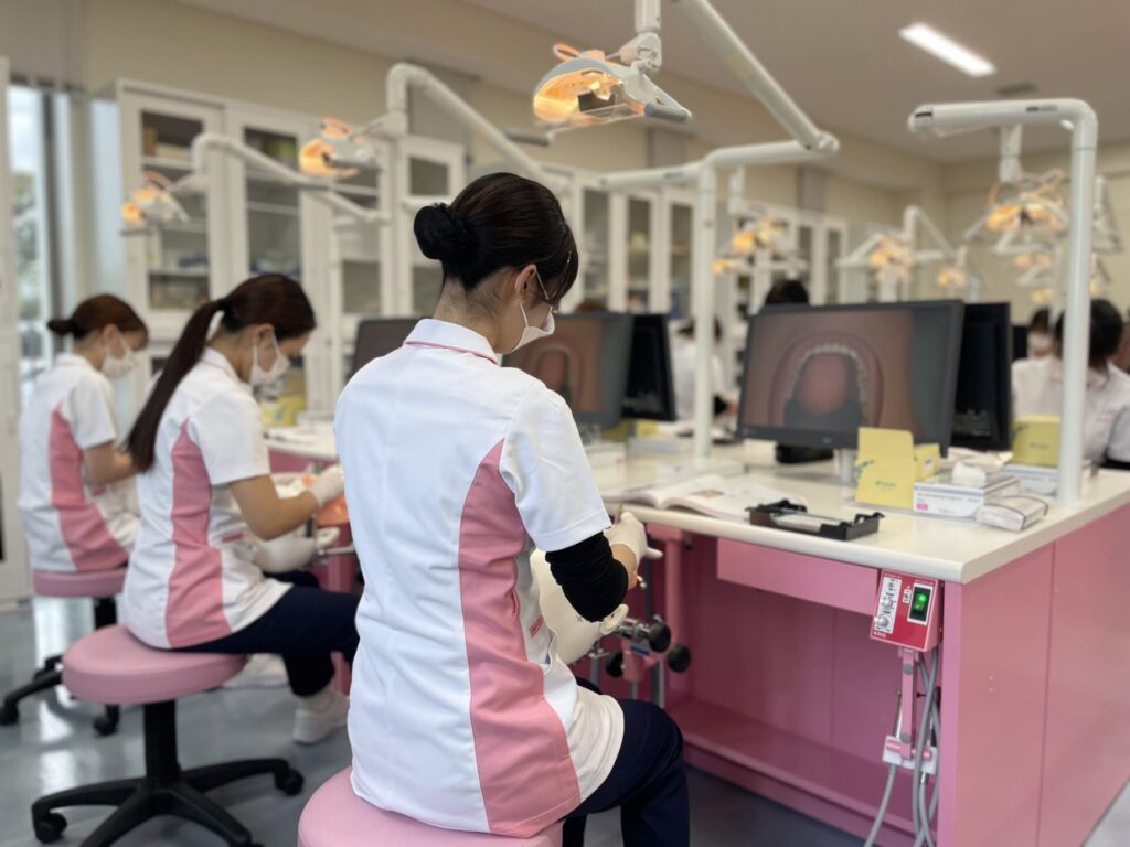 歯科衛生士学科1年生】憧れのユニフォームで♥歯石除去の授業を行い