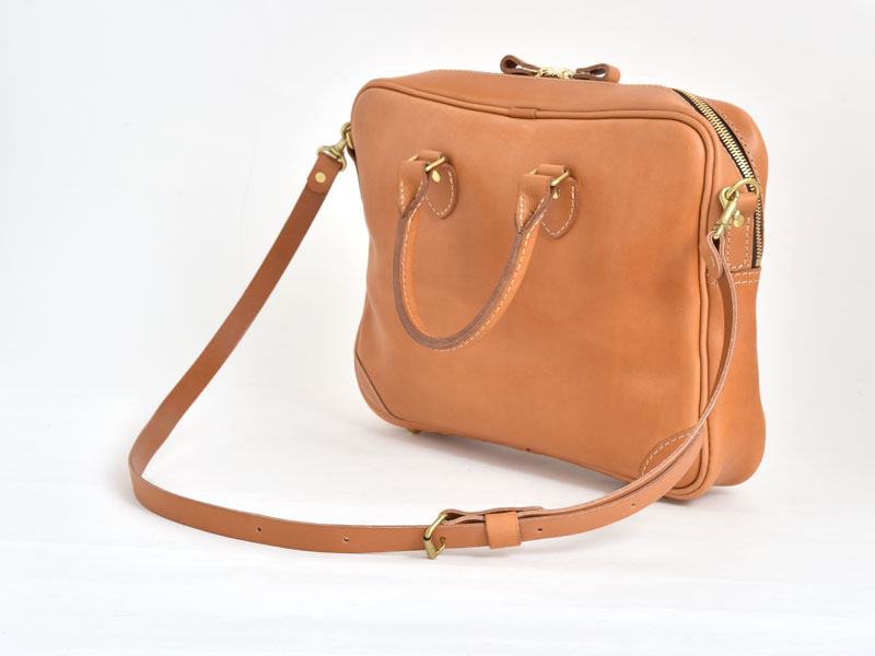 ベーシックデザインでジャケットにも映える本革2wayビジネスバッグ