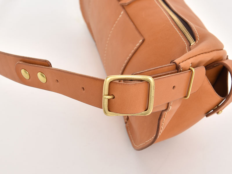 身体に沿う作りと立体的で大容量のボディバッグ / 革鞄のHERZ(ヘルツ