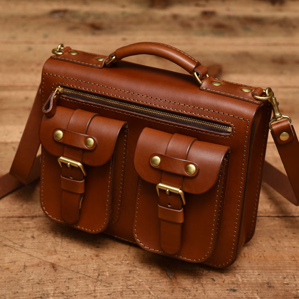 ダブルポケットが目を引くハードレザーの2wayショルダーバッグ / 革鞄