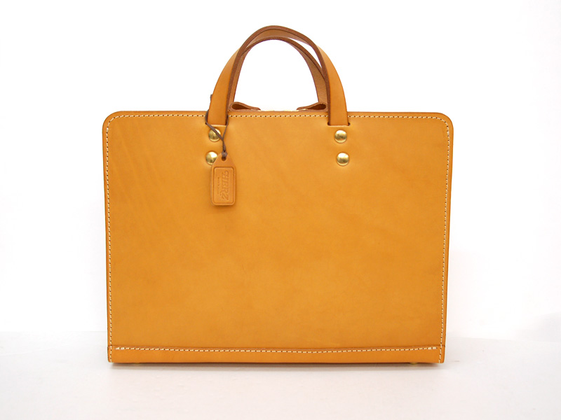 ラウンドファスナーとあおりポケット付の二本手ビジネスバッグ / 革鞄