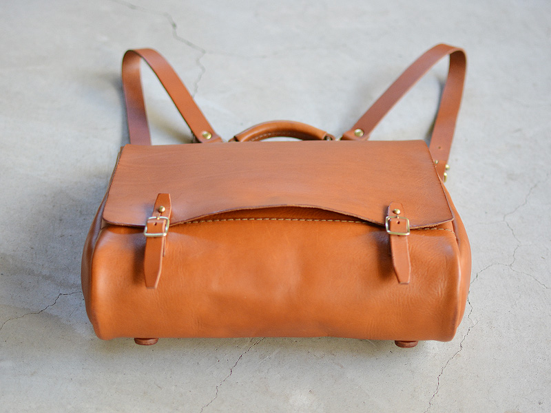 四角い形でメンズ・レディース問わずに使える棒屋根リュック / 革鞄の