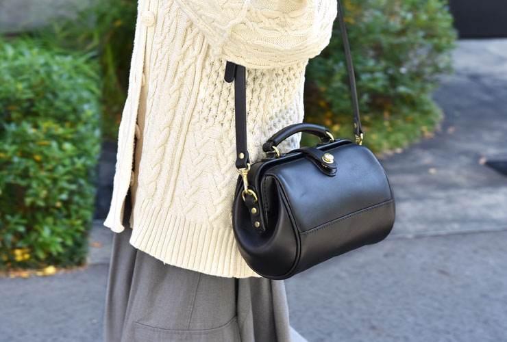 雫マチのコロンとしたかわいいデザインのショルダーバッグ / 革鞄の