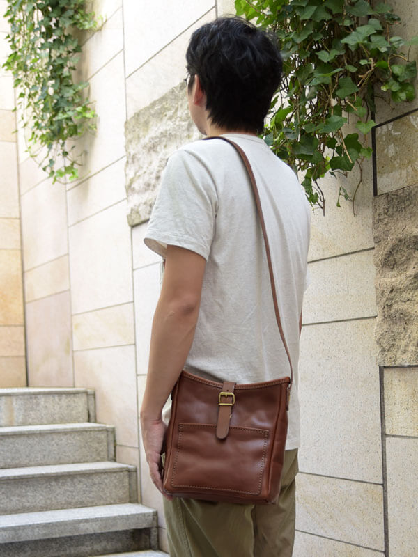 柔らかい革で気軽に使えるベルト留めショルダーバッグ / 革鞄のHERZ