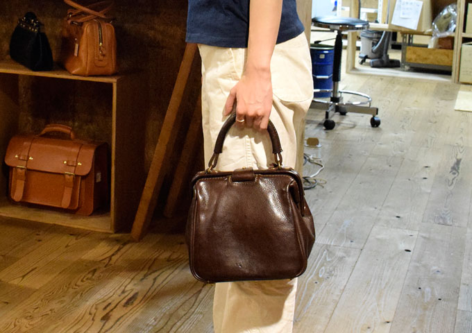 ヘルツ名古屋店スタッフ：野中愛用「口枠キューブトート」｜革鞄・革