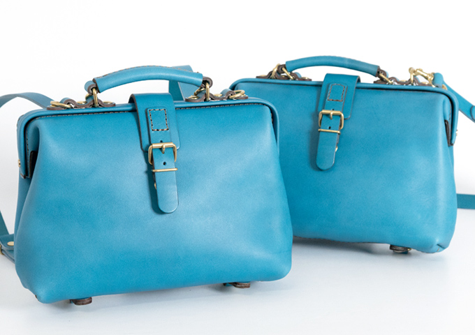 限定色のセルリアンブルー革で作る、HERZ夏の企画2025｜革鞄・革小物の