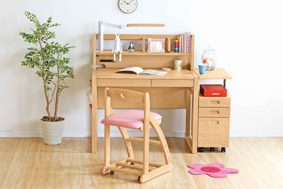 四角を組み合わせた直線的なフォルム｜No.89デスク｜学習デスク｜製品