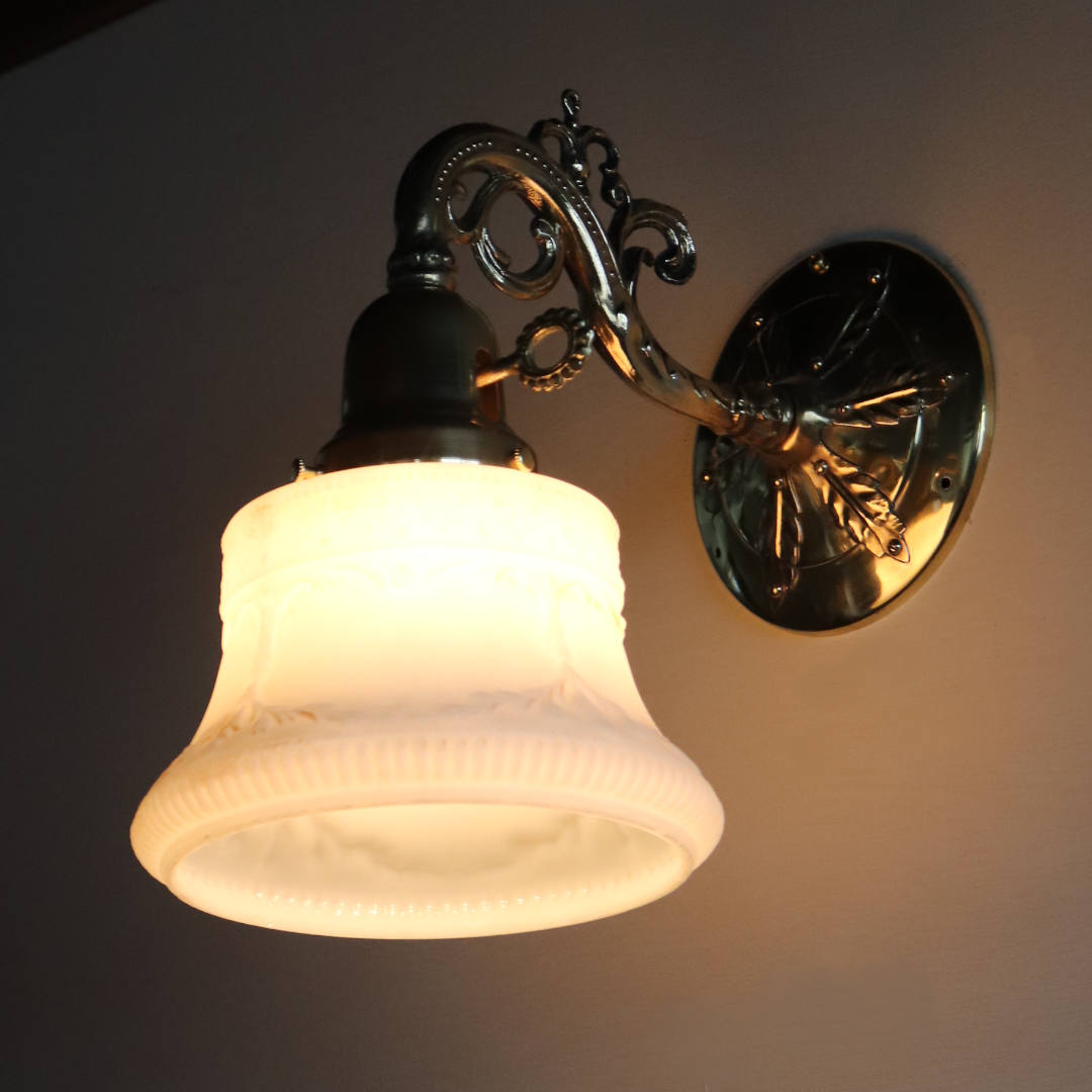 USAヴィンテージミルクガラスシェード付コロニアルブラケットライト