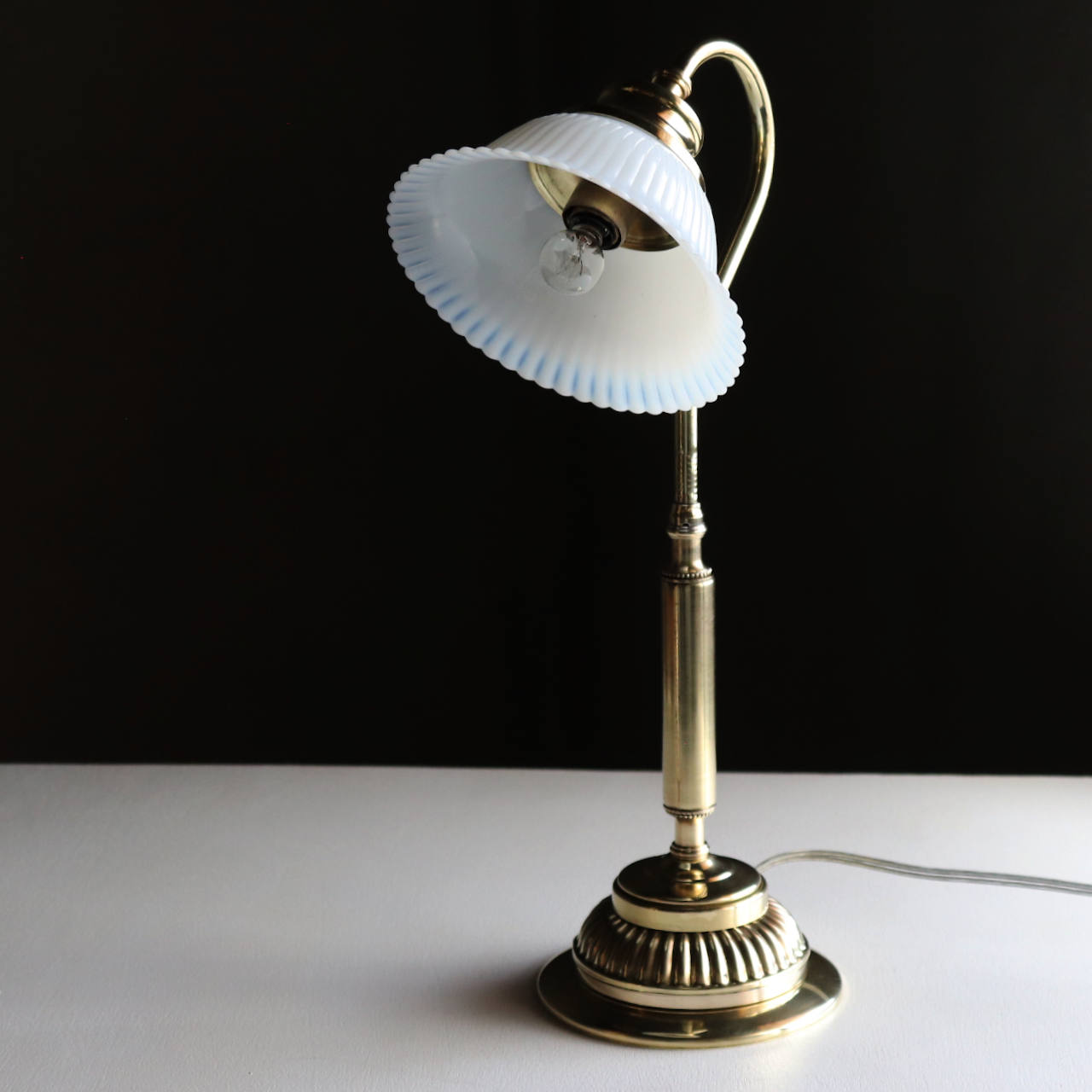 USAヴィンテージミルクガラスフリルシェード真鍮テーブルライト