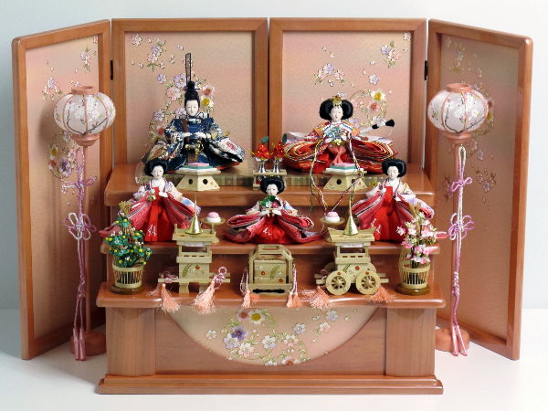 オーソドックスな赤と紺色のお雛様。ピンクの飾り台屏風で彩る収納式