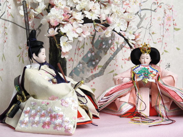 桜の刺繍がかわいいピンクの雛人形を手描き桜屏風と桜で彩る桐収納飾り