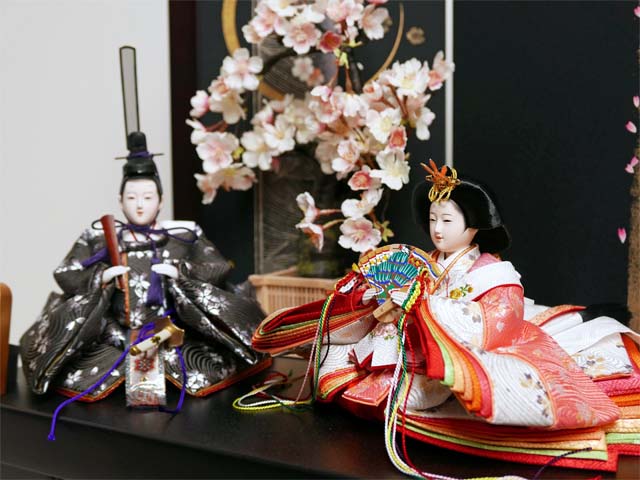 桜模様で赤と黒衣装の雛人形月と桜屏風収納飾りの通販～選ばれるお店の