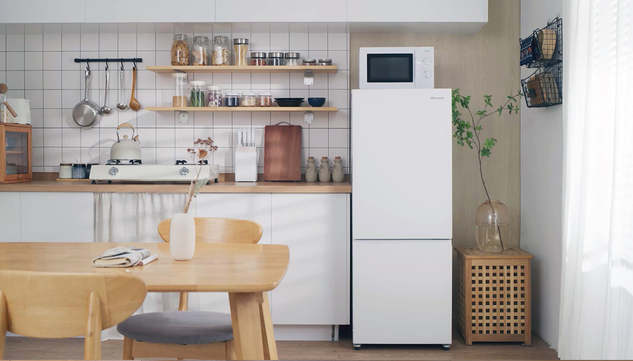 小柄な方でも背伸びをせずに最上段の奥まで手がとどく 背の低い冷凍