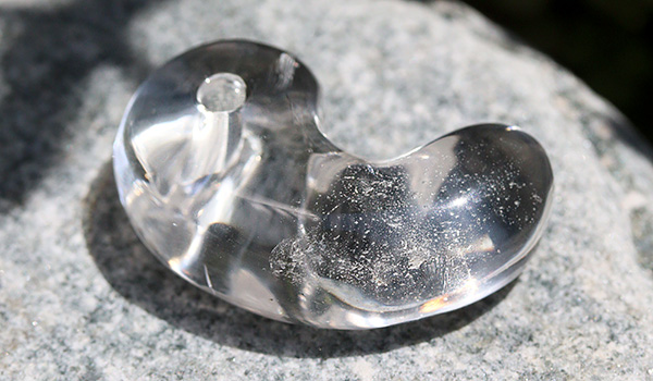 一点もの】山梨県黒平産水晶勾玉【桐箱＆ポーチ&ギャランティーカード