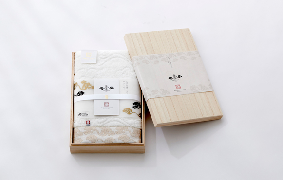 今治謹製 雲母唐長（KIRA KARACHO)タオル 木箱入り コンパクトバス
