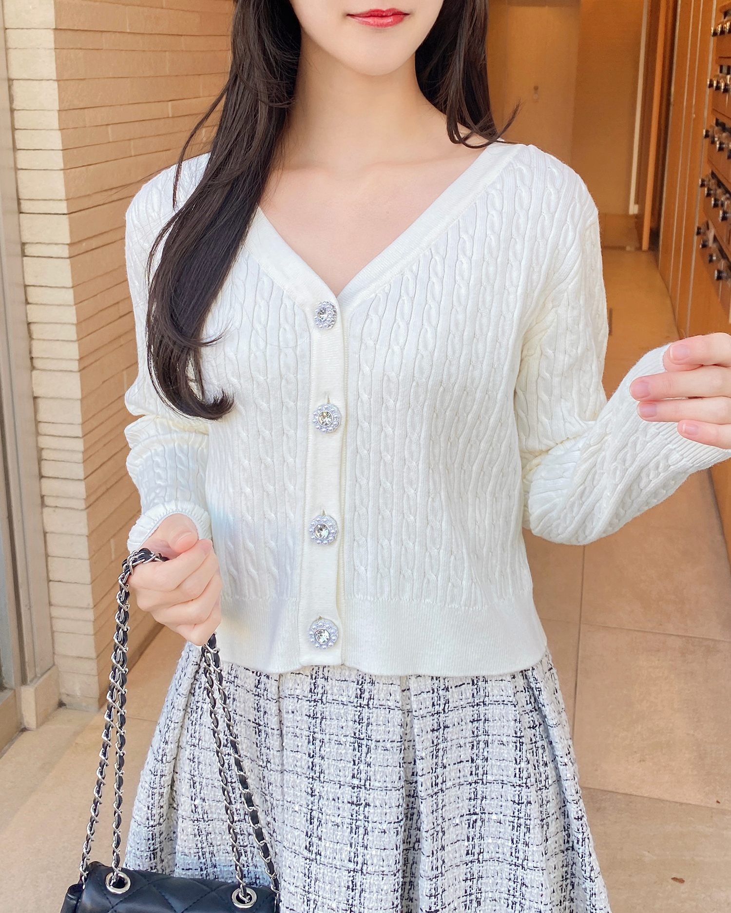 Vネックビジューボタンケーブルニットカーディガン｜INGNI(イング