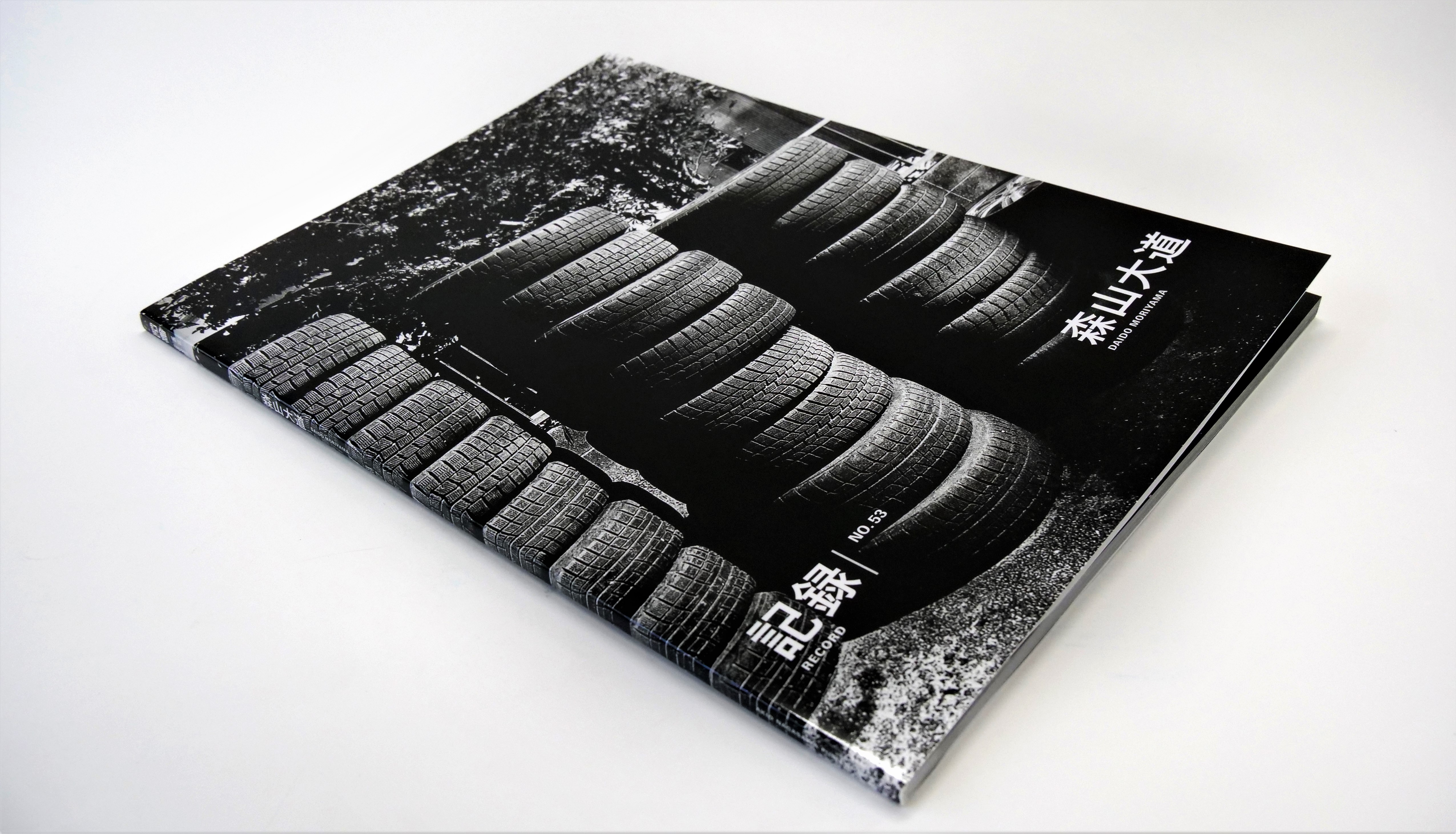 時間が〈定着〉された瞬間を、森山大道のフィルターを通して見る写真誌