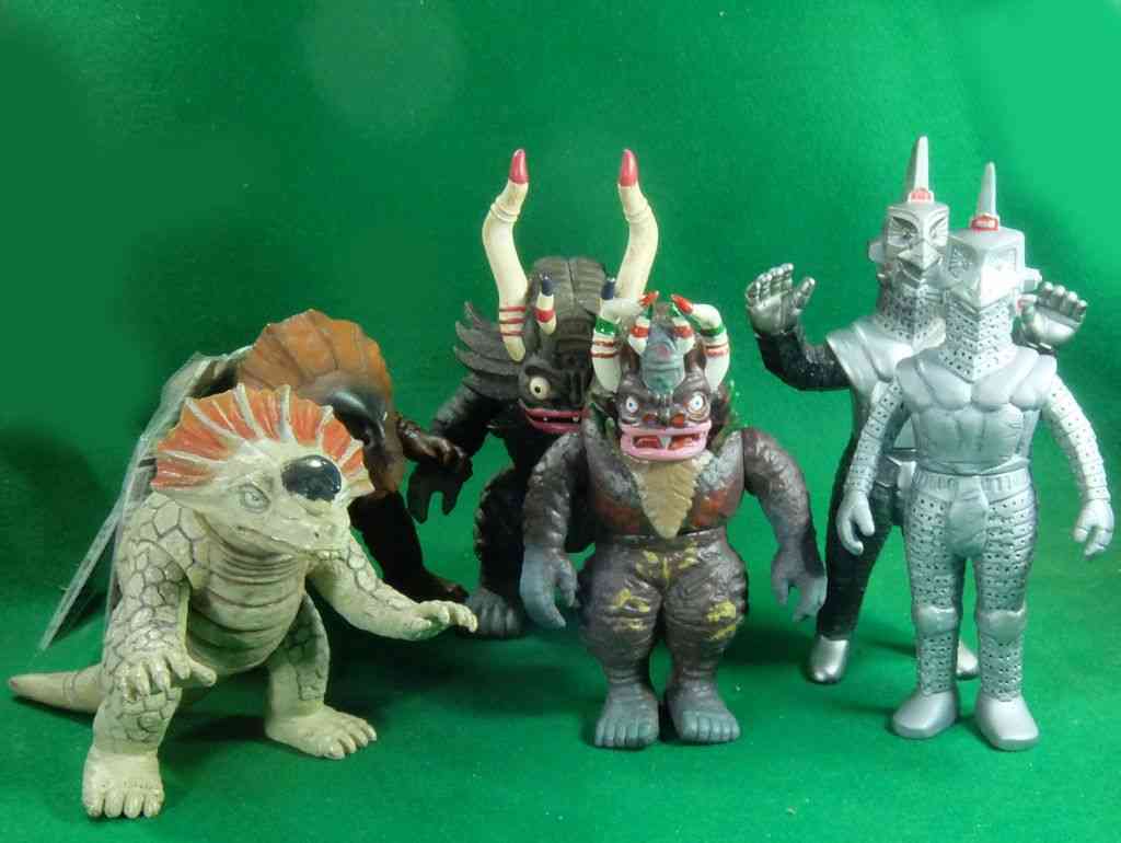 ウルトラセブン』3大カプセル怪獣の80年代ソフビをリバイブ塗装して