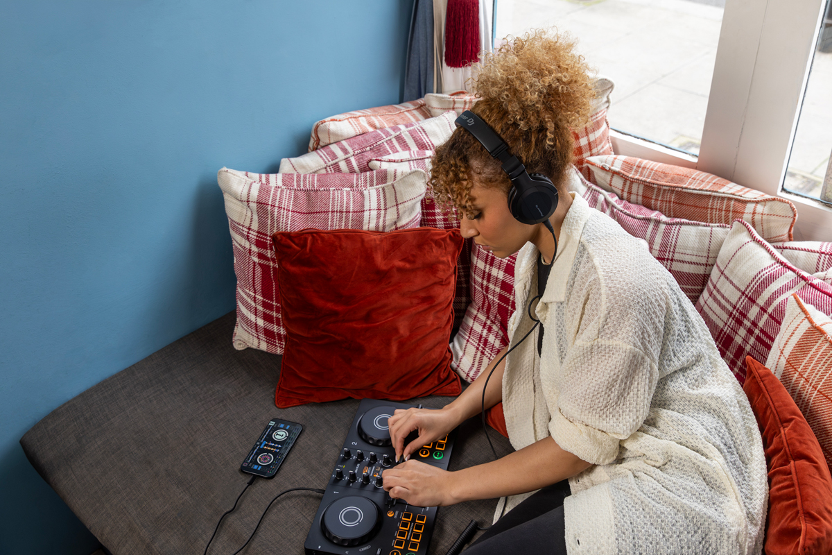 コンパクトなDJコントローラー、DDJ-FLX2 の接続方法&使い方をご紹介