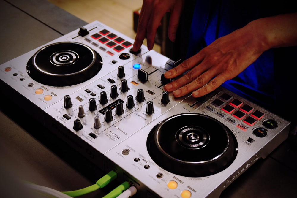 Pioneer DJの定番！低価格DJコントローラー「DDJ-400-S」と「DDJ-SB3-N