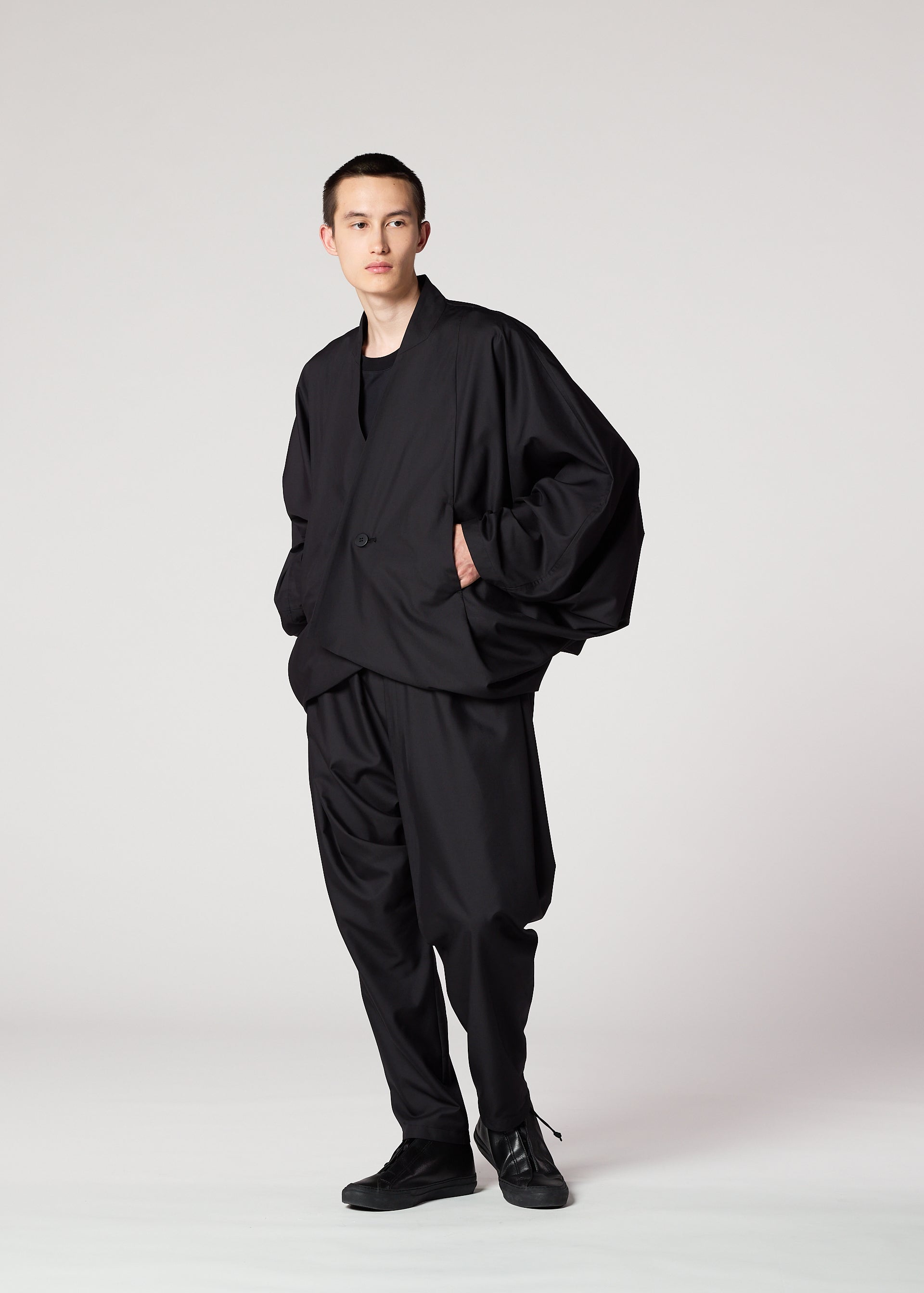 SWING BLACK – isseymiyake.com