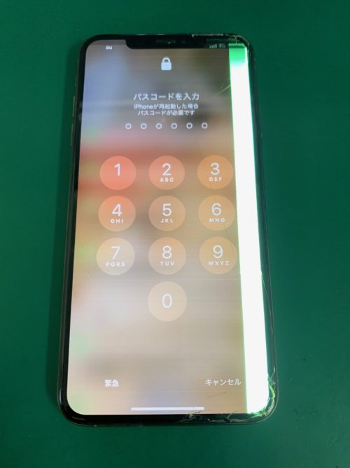 iPhoneXs Maxのガラス割れ＋液晶表示不良の修理事例をご紹介します
