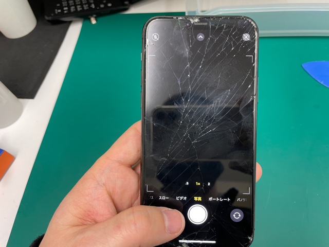 iPhone11pro画面割れとカメラが起動しない症状のご紹介です。 | iPhone