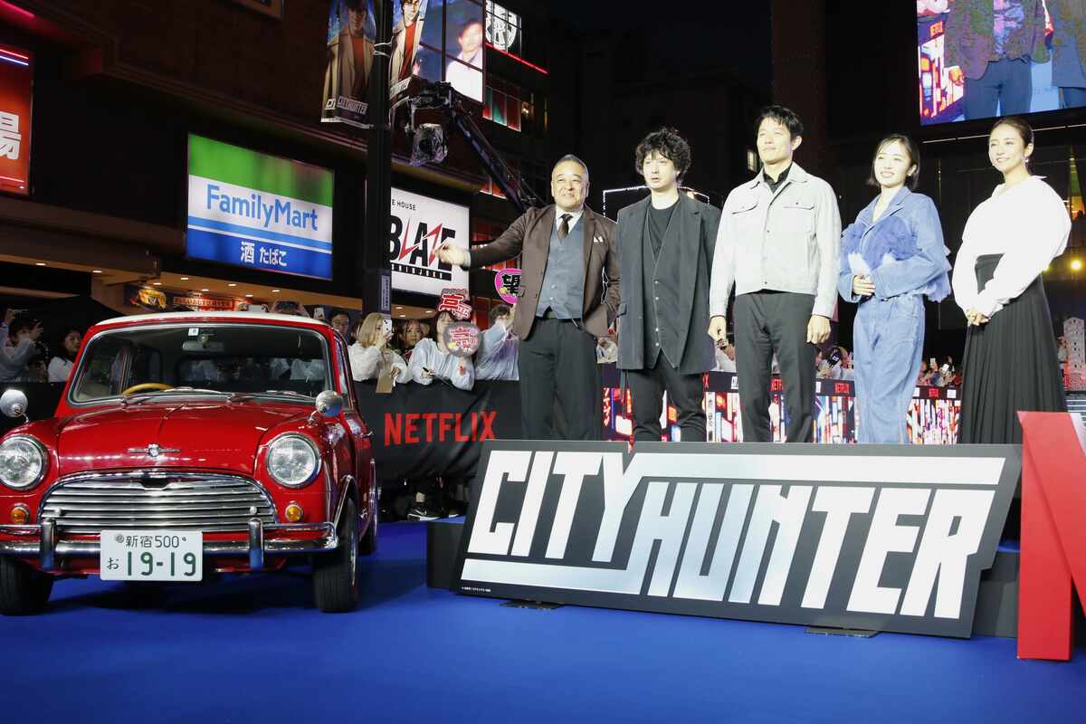 冴羽獠”鈴木亮平が新宿の街に降臨 「もっこり」の掛け声に400人が熱狂