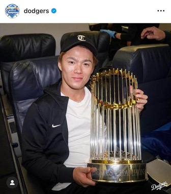 大谷翔平「優勝トロフィー」じっと見つめ ドジャースのインスタ、喜ぶ