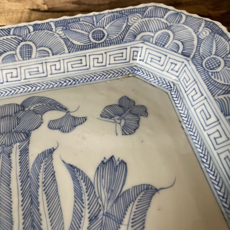 伊万里焼 染付 角皿 大皿 線描き 蝶 植物 - ジャパニーズアンティーク