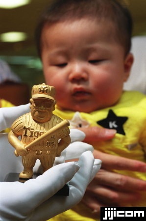 宝飾品売り場に展示された、プロ野球阪神タイガース野村克…：野村克也