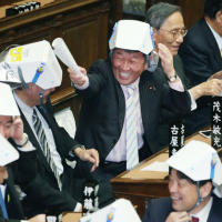 自民党竹下派の政治資金パーティーで、壇上で撮影に応じ…：茂木敏充氏