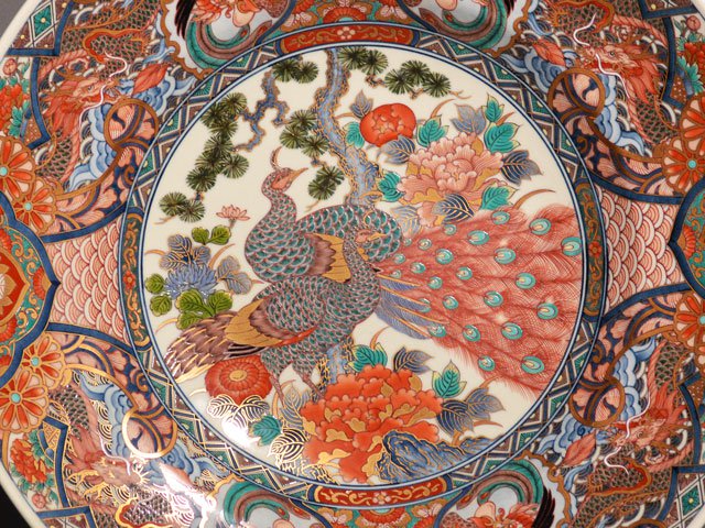 献上手古伊万里焼】飾絵皿（特大）染錦本金孔雀絵