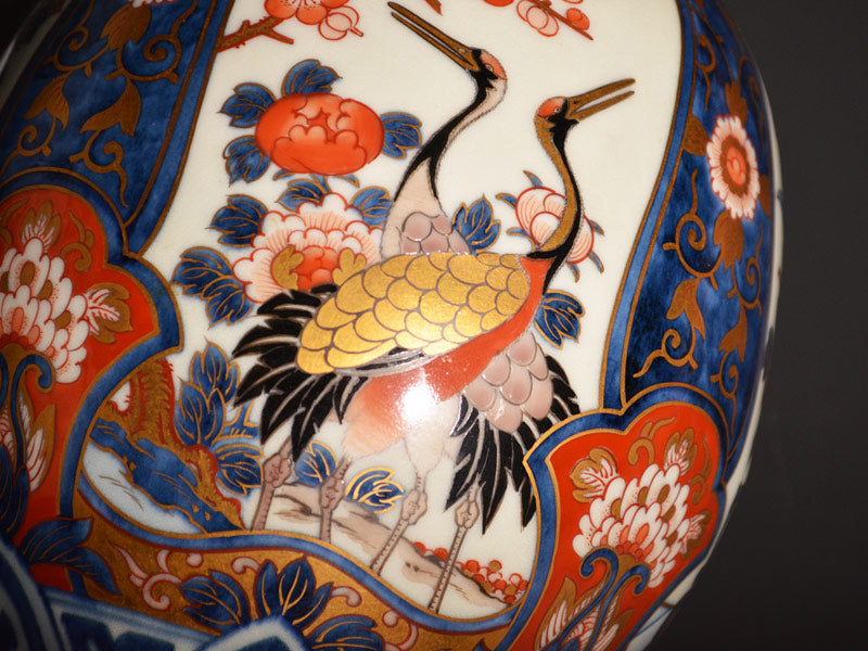 献上手古伊万里焼】花瓶 染錦本金花籠夫婦鶴図