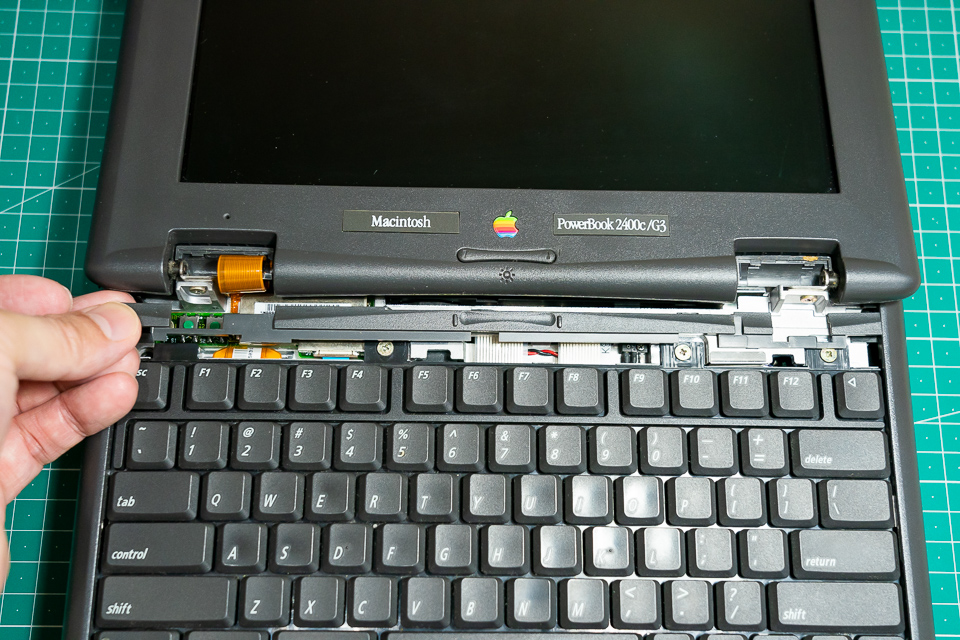 PowerBook 2400cをSSD化するまでの分解工程 2020年梅雨 | 巨大