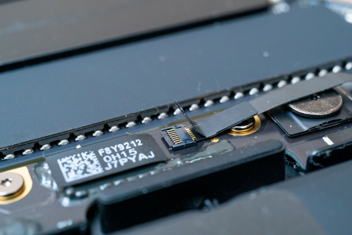 MacBook Pro 2019 13インチ Touch Barのバッテリー交換方法 | 巨大