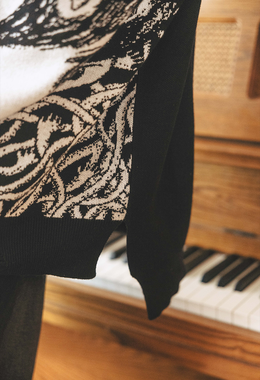 SPACES IN-BETWEEN Distressed Sweater – OMOCAT