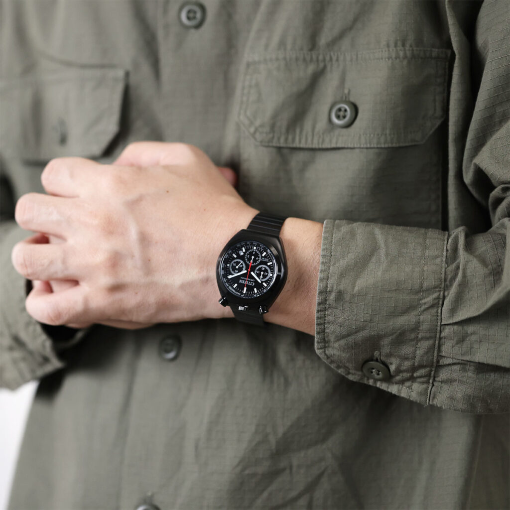 オールブラックのカラーリングを採用した別注モデルが登場｜RECORD