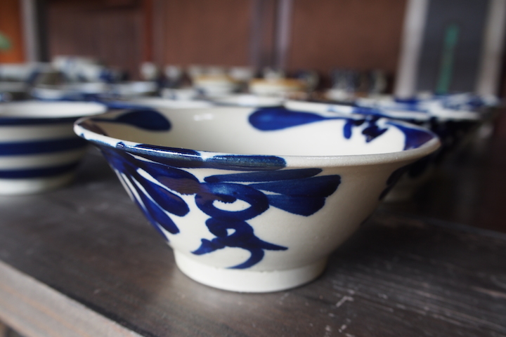 やちむんの新しい“琉球スタンダード”の旗手『陶房眞喜屋』 | よみもの