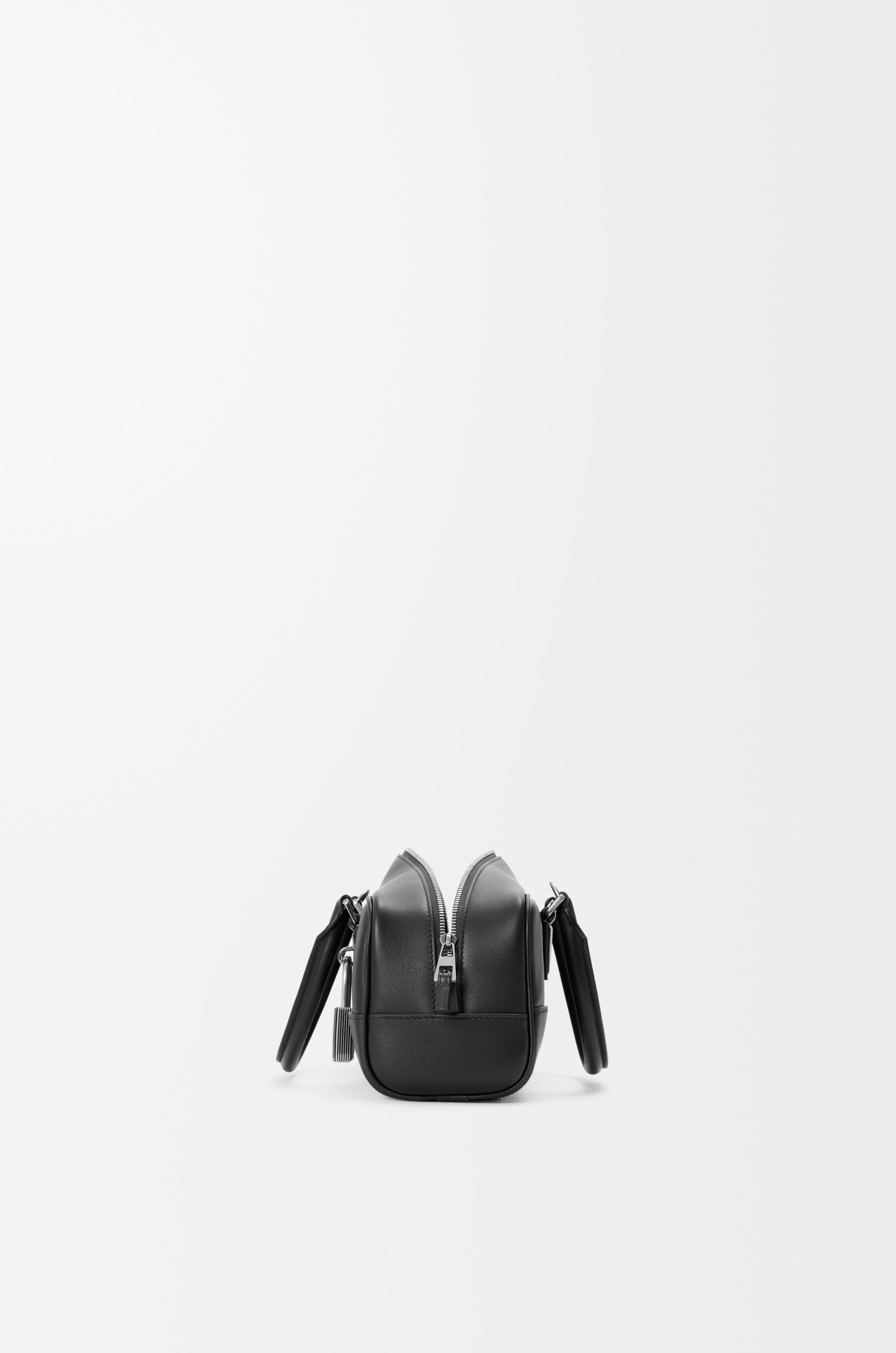 アマソナ23 クロップド バッグ（シャイニーカーフ） ブラック - LOEWE