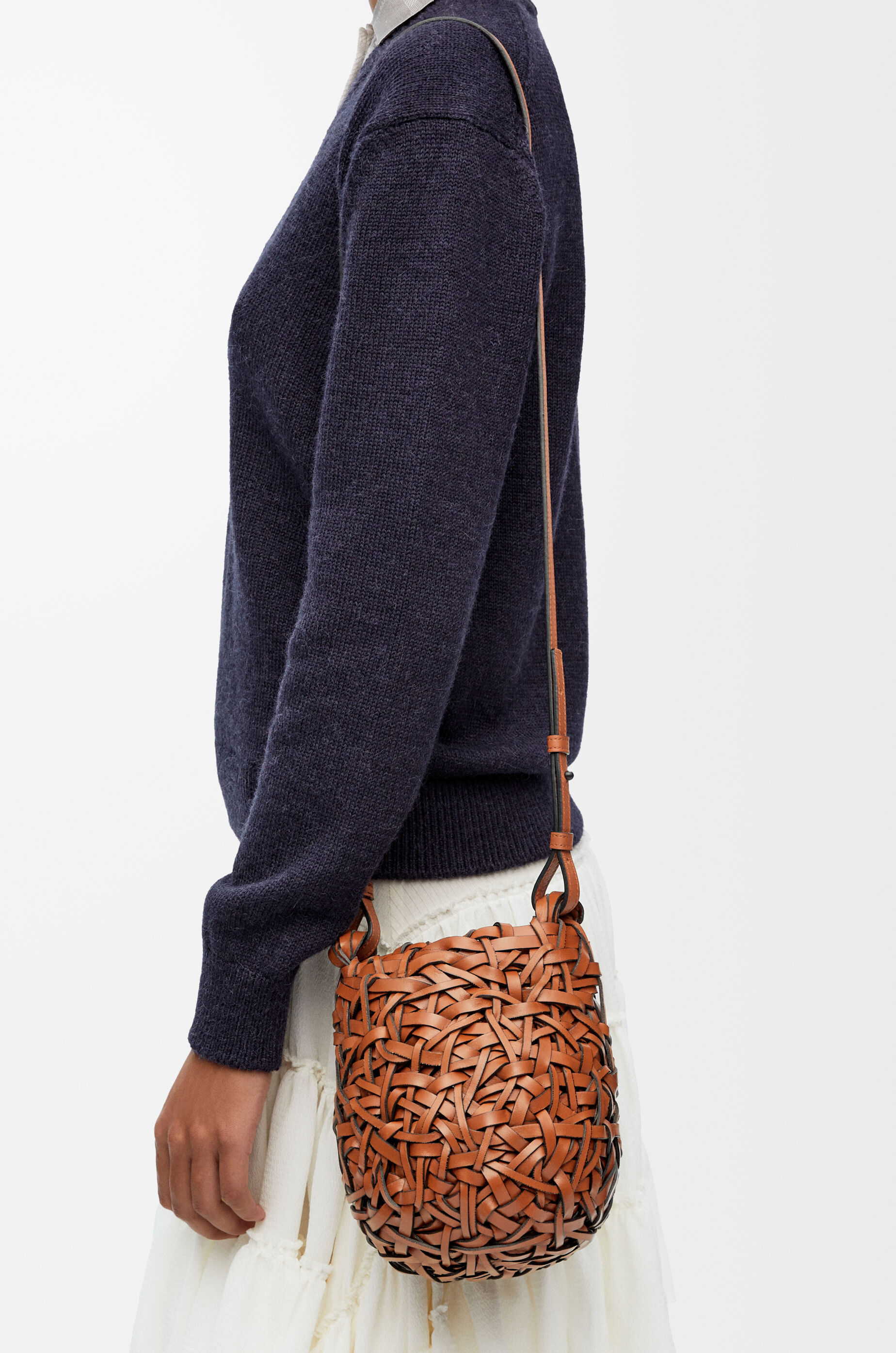 ネスト バスケットバッグ スモール（カーフ） ブラウン - LOEWE Japan