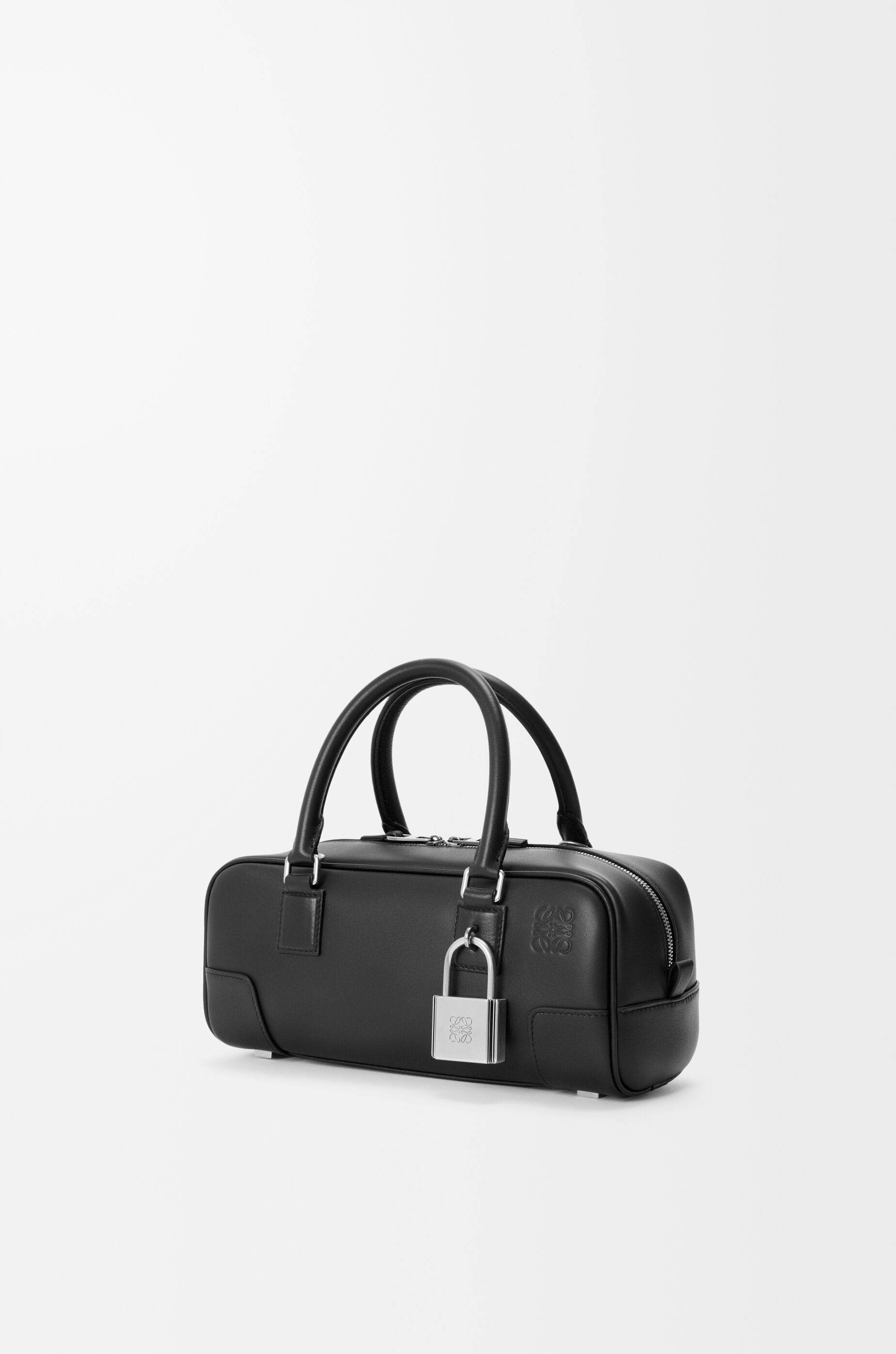 アマソナ23 クロップド バッグ（シャイニーカーフ） ブラック - LOEWE