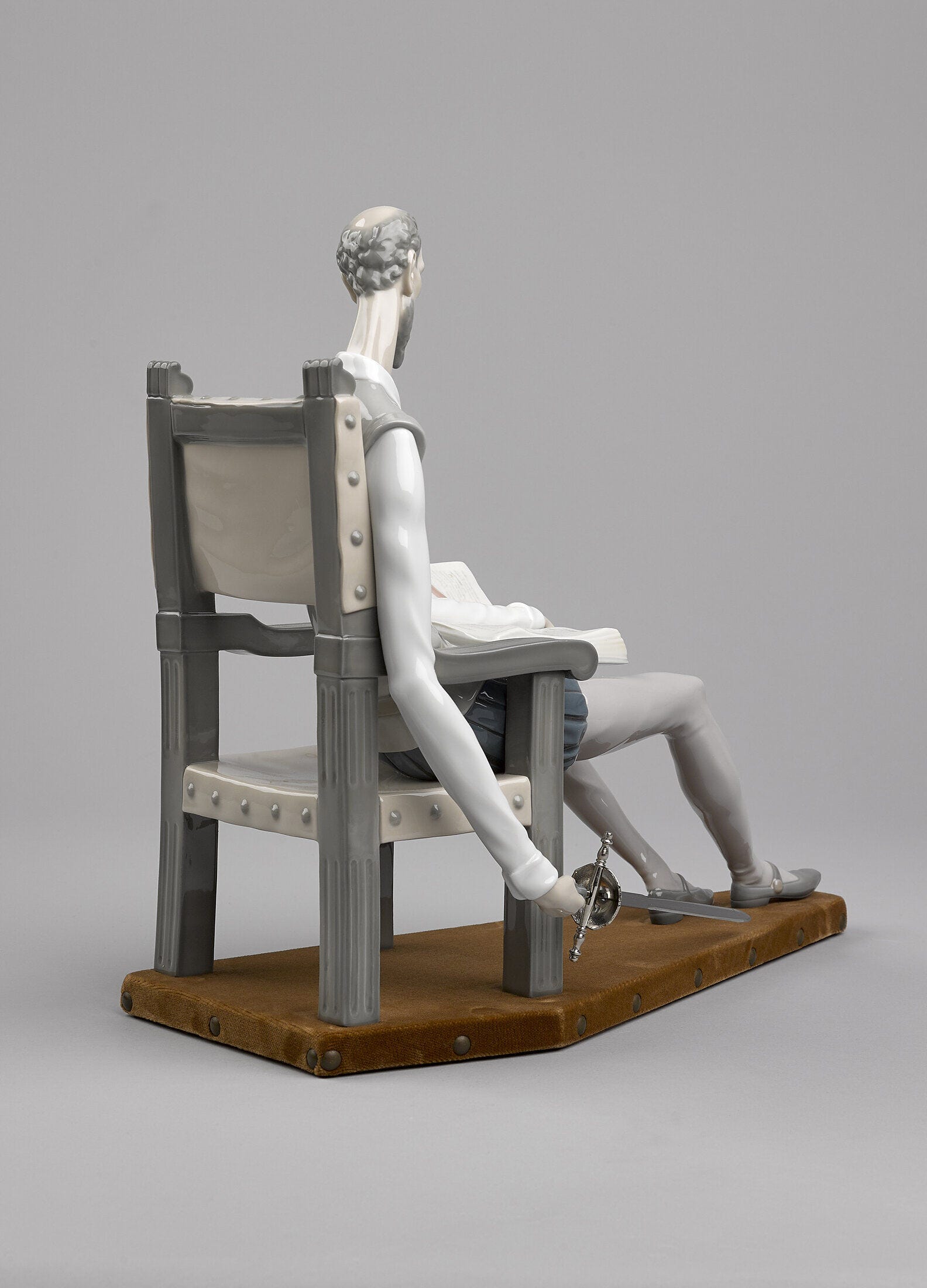 本を読むキホーテ | リヤドロ公式オンライン